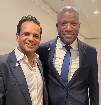 El Dr. Amjad Z. Ahmad con el Superintendente Jefe de Chicago.